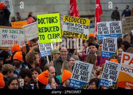 London, England, Großbritannien. 11. April 2023. Tausende von markanten Juniorärzten führen Proteste am Trafalgar Square auf, während 96 Stunde zu Fuß zu den Starts in England. (Kreditbild: © Tayfun Salci/ZUMA Press Wire) NUR REDAKTIONELLE VERWENDUNG! Nicht für den kommerziellen GEBRAUCH! Stockfoto