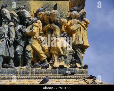 Statue von Vittorio Emanuele II auf der Piazza Duomo Mailand, mit gelber Farbe von Aktivisten der „letzten Generation“ bestrichen Stockfoto