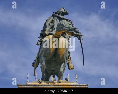 Mailand, Italien. 11. April 2023. Nach genau einem Monat ist die Statue von Vittorio Emanuele II in der Mailänder Kathedrale noch immer mit gelber Farbe verschmutzt, nachdem sie von Aktivisten der letzten Generationen verschmiert wurde. Kredit: Unabhängige Fotoagentur/Alamy Live News Stockfoto