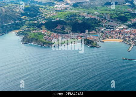 Aus der Vogelperspektive des Dorfes Castro Urdiales mit 2 Piers und Sandstrand in Kantabrien, Spanien Stockfoto