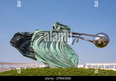 Skulptur der Naturgewalt II von Lorenzo Quinn, Katara Cultural Village, Doha, Katar Stockfoto