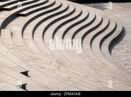 Blick auf die Leuchttreppe am Tag im Katara Cultural Village, Doha, Katar Stockfoto