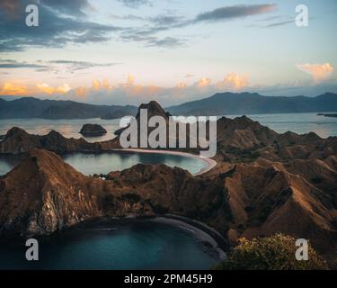 Draufsicht über Padar Island am Morgen vor Sonnenaufgang, Komodo Island National Park, Labuan Bajo, Flores, Indonesien Stockfoto