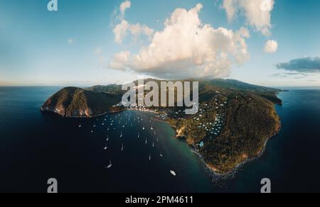 Luftdrohnen-Panorama von Guadeloupe. Blick auf die Stranddrohne bei Sonnenuntergang. Hafenbucht in Marigot aus der Vogelperspektive mit Segelbooten. Reisekonzept für Strandurlaub. Stockfoto