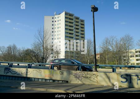 Betonbrücke, Wohnhaus, Schildhornstraße, Kreuznacher Straße, Dahlem, Steglitz-Zehlendorf, Berlin, Deutschland *** Lokale Bildunterschrift *** , Berlin, Deutschl Stockfoto