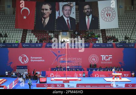 11. April 2023, Türkei, Antalya: Gymnastik: Europameisterschaft, Männer, Qualifikation in der Sporthalle von Antalya. Porträts des türkischen Gründers Mustafa Kemal Atatürk (l-r), des türkischen Präsidenten Recep Tayyip Erdogan und des türkischen Jugend- und Sportministers Mehmet Kasapoglu hängen über einer Tribüne. Foto: Marijan Murat/dpa Stockfoto