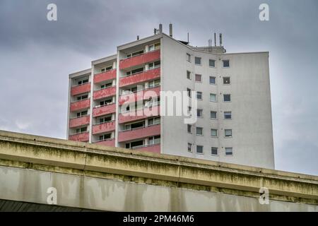 Betonbrücke, Wohnhaus, Schildhornstraße, Kreuznacher Straße, Dahlem, Steglitz-Zehlendorf, Berlin, Deutschland Stockfoto