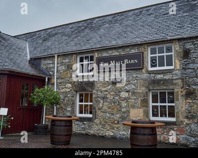 Dufftown, Schottland - 05 22 2018: Altes Steingebäude der beliebten und traditionellen Glenfiddich-Brennerei in Schottland. Stockfoto