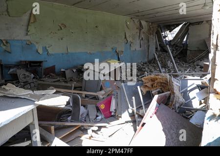 Nicht exklusiv: CHASIV YAR, UKRAINE - 10. OKTOBER 2023 - Eine örtliche Schule wird nach dem Beschuss russischer Truppen, Chassiv Yar, Donezk Region, EA beschädigt Stockfoto