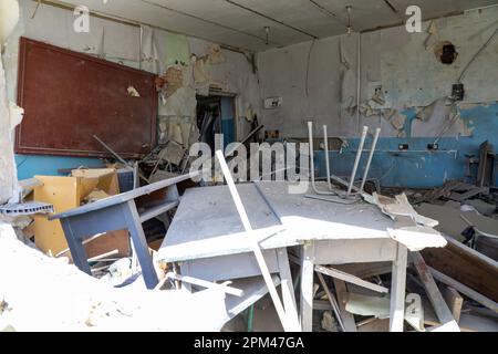 Nicht exklusiv: CHASIV YAR, UKRAINE - 10. OKTOBER 2023 - Eine örtliche Schule wird nach dem Beschuss russischer Truppen, Chassiv Yar, Donezk Region, EA beschädigt Stockfoto