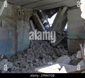 Nicht exklusiv: CHASIV YAR, UKRAINE - 10. OKTOBER 2023 - Eine örtliche Schule wird nach dem Beschuss russischer Truppen, Chassiv Yar, Donezk Region, EA beschädigt Stockfoto