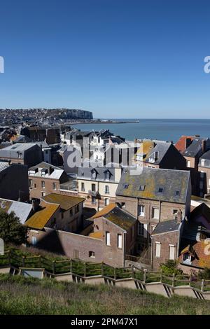 Luftaufnahme über die Dächer in Richtung Le Treport von Mers-le-Bains im Departement Somme in Hauts-de-France. Schöner Frühlingstag Stockfoto