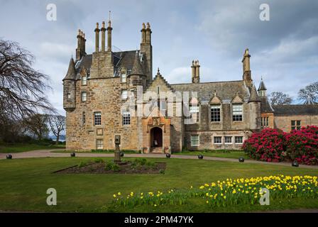 Lauriston Castle, Edinburgh, Schottland, Großbritannien. 11. April 2023 Frühlingsfarbe und wilder Sonnenschein rund um den Eingang des 400 Jahre alten Schlosses, das als eines der 5 versteckten Juwelen benannt wurde, die man 2023 in Schottland besuchen sollte. Da mehr Menschen zu Hause bleiben, anstatt ins Ausland zu gehen, haben Reiseexperten diesen Ort als einen Ort benannt, den man erkunden sollte. Temperatur ca. 12 Grad Celsius, starker Regen erwartet später am Tag. Kredit: Arch White/alamy Live News. Stockfoto