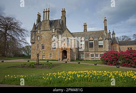 Lauriston Castle, Edinburgh, Schottland, Großbritannien. 11. April 2023 Frühlingsfarbe und wilder Sonnenschein rund um den Eingang des 400 Jahre alten Schlosses, das als eines der 5 versteckten Juwelen benannt wurde, die man 2023 in Schottland besuchen sollte. Da mehr Menschen zu Hause bleiben, anstatt ins Ausland zu gehen, haben Reiseexperten diesen Ort als einen Ort benannt, den man erkunden sollte. Temperatur ca. 12 Grad Celsius, starker Regen erwartet später am Tag. Kredit: Arch White/alamy Live News. Stockfoto