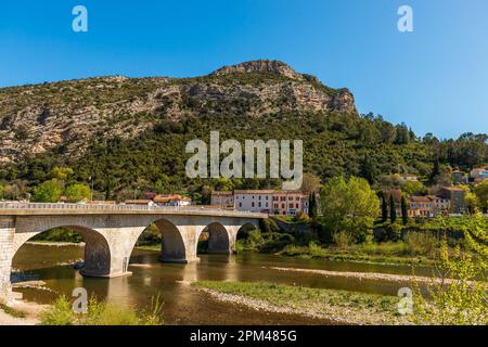 Landschaft des Dorfes Anduze und des Flusses Gardon, in den Cévennes, in Gard, Occitanie, Frankreich Stockfoto