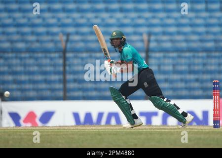 Mahmudullah schlägt während des 2022-23. Spiels der Dhaka Premier Division Cricket League in der zweiten Runde zwischen dem Mohammedan Sporting Club und der Brother’s Union in K Stockfoto