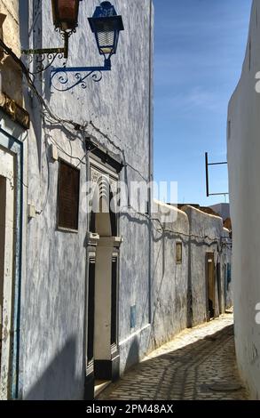 Sousse, Tunesien, 15. Januar 2023: Enge Gasse in der Altstadt, Medina, Sousse Stockfoto