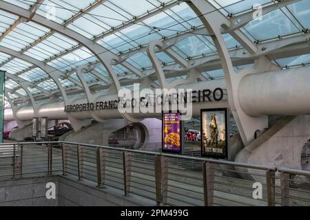 Porto, Portugal - 01.04.2023: Internationaler Flughafen Porto 'Aeroporto Francisco Sa Carneiro' Schild in der Stadt Porto, Portugal Stockfoto