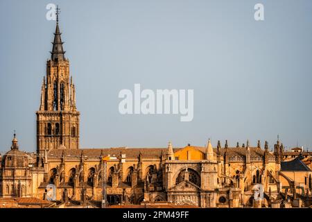 Teleobjektiv-Blick auf die Kathedrale von Toledo. Die Primatiale Kathedrale der Heiligen Maria von Toledo ist eine römisch-katholische Kirche in Toledo, Spanien. Es ist der Stockfoto
