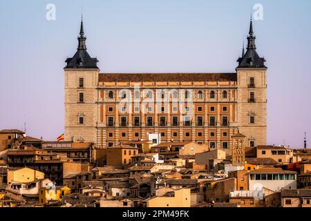 Blick auf Alcazar von Toledo. Es ist eine Festung aus der Renaissance aus Stein im höchsten Teil von Toledo. Während des spanischen Bürgerkriegs, Nationalis Stockfoto