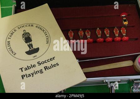 Mitglieder des subbuteo Table Soccer Players' Association nehmen an einem Turnier Teil, bei dem Originalfiguren aus dem ersten Spiel des Jahres 1947 verwendet werden Stockfoto