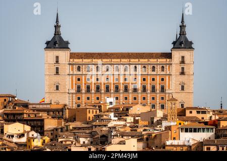 Blick auf Alcazar von Toledo. Es ist eine Festung aus der Renaissance aus Stein im höchsten Teil von Toledo. Während des spanischen Bürgerkriegs, Nationalis Stockfoto