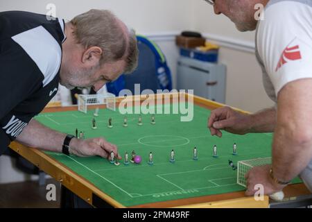 Mitglieder des subbuteo Table Soccer Players' Association nehmen an einem Turnier Teil, bei dem Originalfiguren aus dem ersten Spiel des Jahres 1947 verwendet werden Stockfoto