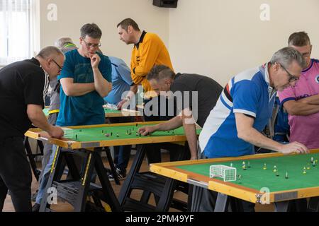 Mitglieder des subbuteo Table Soccer Players' Association nehmen an einem Turnier Teil, bei dem Originalfiguren aus dem ersten Spiel des Jahres 1947 verwendet werden Stockfoto