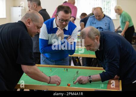 Mitglieder des subbuteo Table Soccer Players' Association nehmen an einem Turnier Teil, bei dem Originalfiguren aus dem ersten Spiel des Jahres 1947 verwendet werden Stockfoto