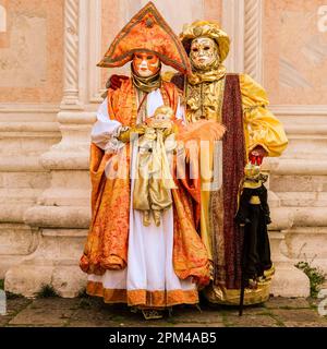 Venedig Karneval, Mann und Frau in aufwändigen venezianischen historischen Kostümen und Masken Posen, Venedig, Italien Stockfoto