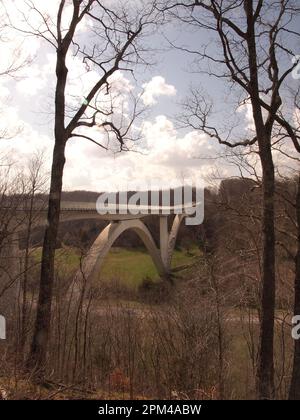 Bogenbrücke am Natchez Trace Parkway in Mississippi. Stockfoto