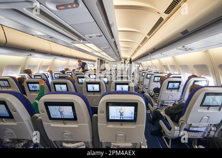 04-05-2016, Rückansicht der Sitze im Innenraum des Airbus A-340-300. Stockfoto