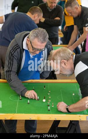 Mitglieder des subbuteo Table Soccer Players' Association nehmen an einem Turnier Teil, bei dem Originalfiguren aus dem ersten Spiel des Jahres 1947 verwendet werden Stockfoto