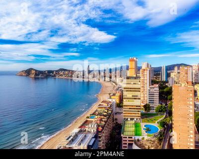 Luftaufnahme, Drohnenblick auf das Stadtbild von Benidorm, Spanien Stockfoto