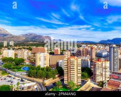 Luftaufnahme, Drohnenblick auf das Stadtbild von Benidorm, Spanien Stockfoto