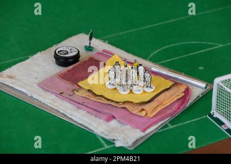 Mitglieder des subbuteo Table Soccer Players' Association nehmen an einem Turnier Teil, bei dem Originalfiguren aus dem ersten Spiel des Jahres 1947 verwendet werden Stockfoto