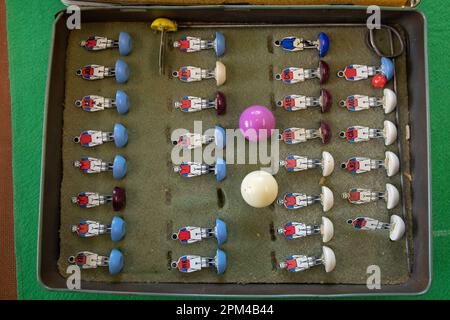 Mitglieder des subbuteo Table Soccer Players' Association nehmen an einem Turnier Teil, bei dem Originalfiguren aus dem ersten Spiel des Jahres 1947 verwendet werden Stockfoto