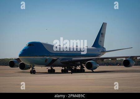 Joint Base Andrews, USA. 11. April 2023. Air Force One auf der Joint Base Andrews, Maryland, USA, am Dienstag, den 11. April, 2023. Biden reist nach Belfast, Nordirland, wo er 25 Jahre seit der Unterzeichnung des Karfreitagsabkommens feiern wird. Fotograf: Al Drago/Pool/Sipa USA Credit: SIPA USA/Alamy Live News Stockfoto