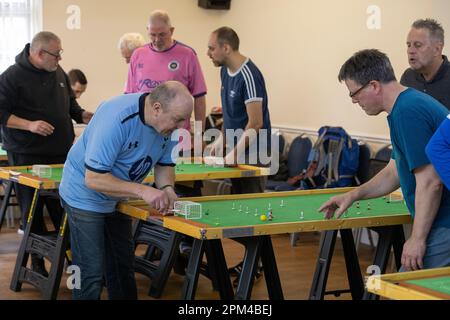 Mitglieder des subbuteo Table Soccer Players' Association nehmen an einem Turnier Teil, bei dem Originalfiguren aus dem ersten Spiel des Jahres 1947 verwendet werden Stockfoto