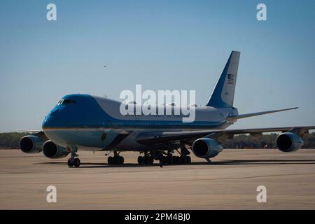 Air Force One auf der Joint Base Andrews, Maryland, USA, am Dienstag, den 11. April, 2023. Biden reist nach Belfast, Nordirland, wo er 25 Jahre seit der Unterzeichnung des Karfreitagsabkommens feiern wird. Foto von Al Drago/Pool/ABACAPRESS.COM Guthaben: Abaca Press/Alamy Live News Stockfoto