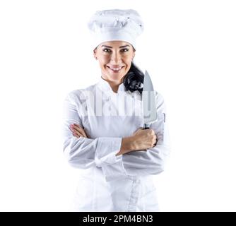 Souveräner Blick auf eine junge Köchin mit gekreuzten Armen und einem Küchenmesser. Isolierter weißer Hintergrund. Stockfoto