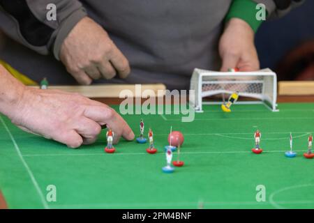 Mitglieder des subbuteo Table Soccer Players' Association nehmen an einem Turnier Teil, bei dem Originalfiguren aus dem ersten Spiel des Jahres 1947 verwendet werden Stockfoto