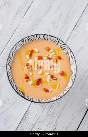 Schüssel mit Tirokafteri-Käse-Aufstrich aus Griechenland Stockfoto