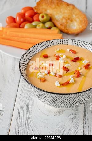 Schüssel mit Tirokafteri-Käse-Aufstrich aus Griechenland Stockfoto