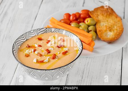 Schüssel mit Tirokafteri-Käse-Aufstrich aus Griechenland Stockfoto