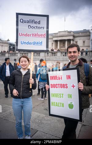 London/UK, 11. April 2023. Junge Ärzte in ganz England begannen ihre viertägige Streikaktion, da die Regierung sich weigert, Verhandlungen aufzunehmen, es sei denn, der Streik wird abgesagt und die Ausgangsposition einer 35%igen Gehaltserhöhung wird aufgegeben. Aubrey Fagon/Alamy Live News Stockfoto