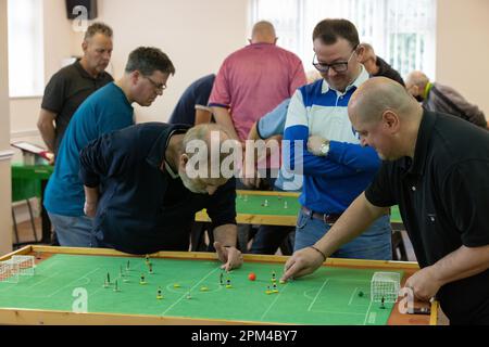 Mitglieder des subbuteo Table Soccer Players' Association nehmen an einem Turnier Teil, bei dem Originalfiguren aus dem ersten Spiel des Jahres 1947 verwendet werden Stockfoto