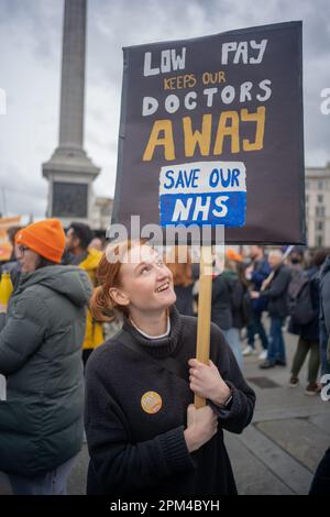 London/UK, 11. April 2023. Junge Ärzte in ganz England begannen ihre viertägige Streikaktion, da die Regierung sich weigert, Verhandlungen aufzunehmen, es sei denn, der Streik wird abgesagt und die Ausgangsposition einer 35%igen Gehaltserhöhung wird aufgegeben. Aubrey Fagon/Alamy Live News Stockfoto