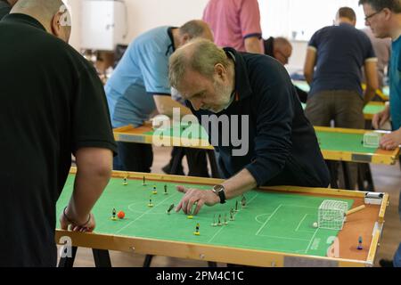 Mitglieder des subbuteo Table Soccer Players' Association nehmen an einem Turnier Teil, bei dem Originalfiguren aus dem ersten Spiel des Jahres 1947 verwendet werden Stockfoto