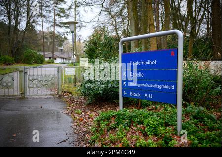 Hamburg, Deutschland. 11. April 2023. Von nun an können Mensch und Tier zusammen auf dem Heidefriedhof-Friedhof in Neugraben-Fischbek im Süden Hamburgs begraben werden. (An dpa Heidefriedhof: Begräbnis von Menschen und Haustieren) Kredit: Jonas Walzberg/dpa/Alamy Live News Stockfoto